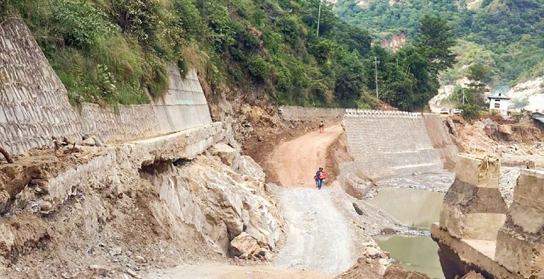 बाढीपहिरोले क्षतिग्रस्त बिपी राजमार्ग खुल्यो